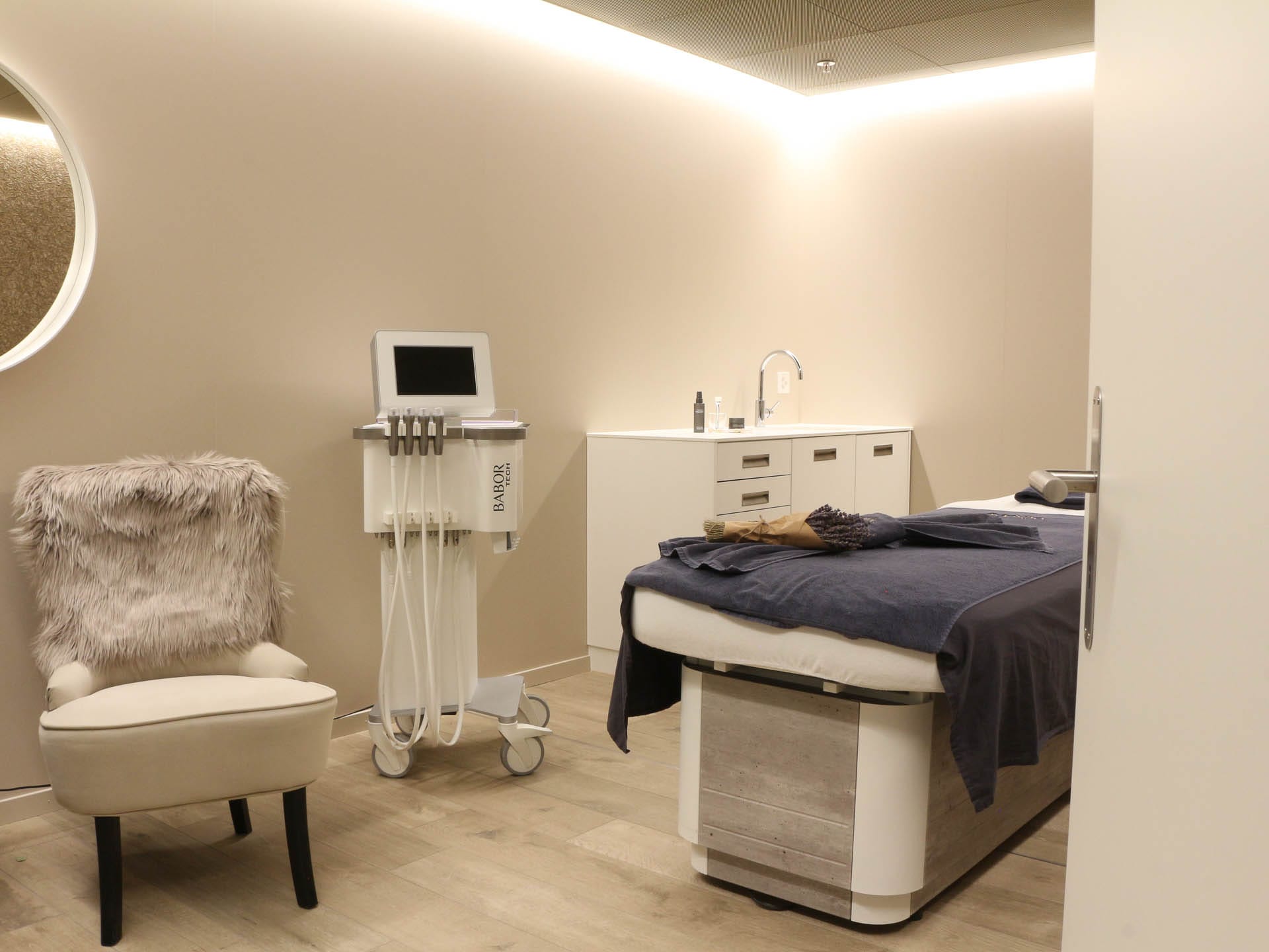 Behandlungszimmer1 quer3 18579 PC5 Feb 13 111408 2026 CaseConflict