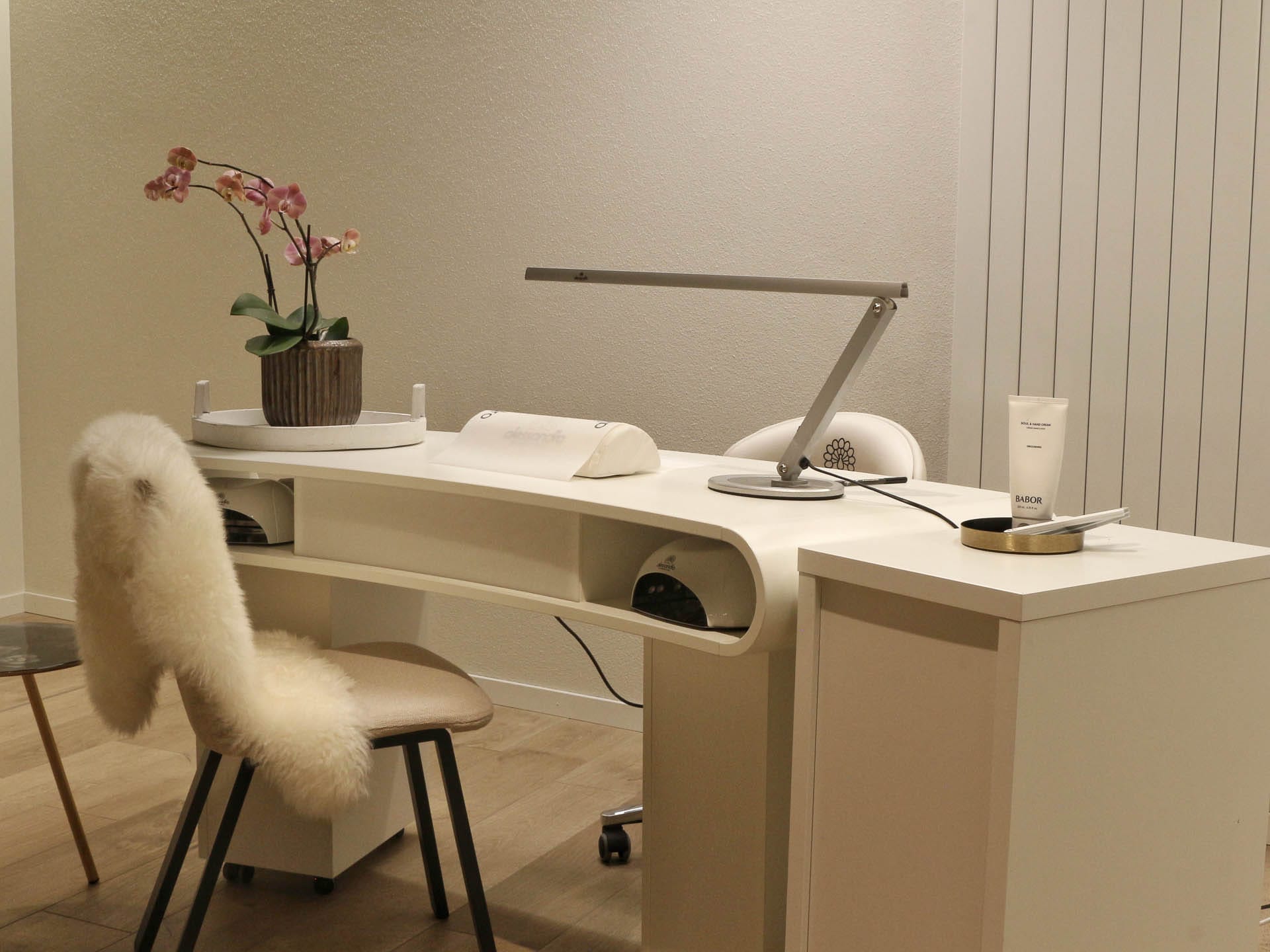 Nagelstudio quer