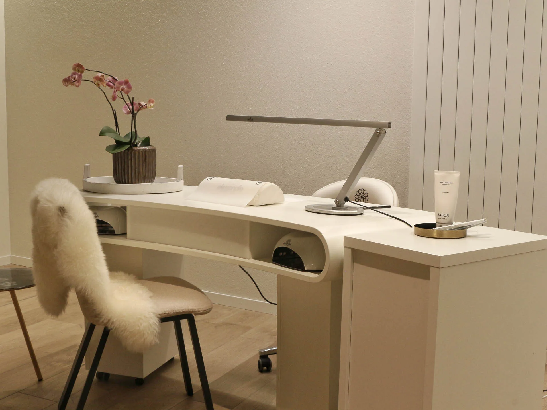 Nagelstudio quer