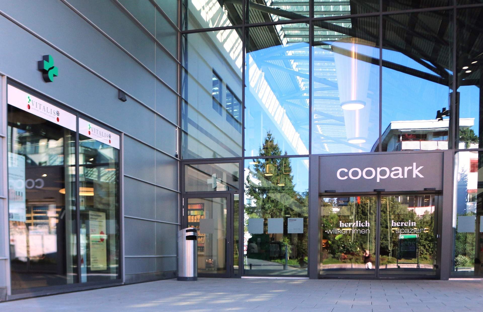 Eingang Coopark Vitalis Apotheke